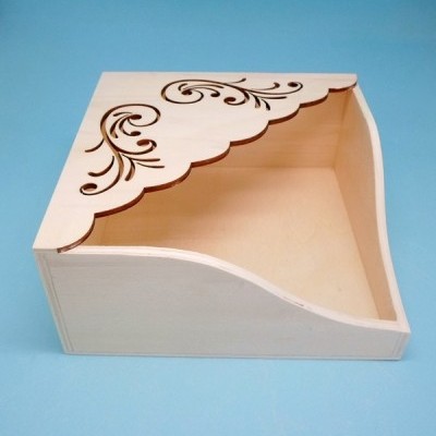 Caixa de madeira decorativa com tampa recortada e arabescos