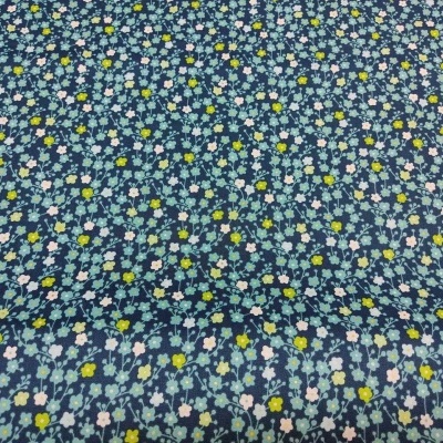 tecido azul escuro com padrão floral colorido