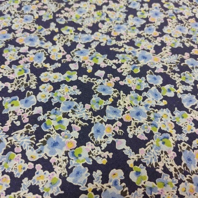 Tecido floral azul, rosa e branco sobre fundo preto