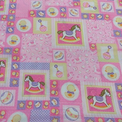 Tecido estampado colorido com desenhos infantis