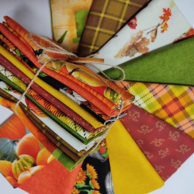 Vários pedaços de tecido colorido com padrões variados em forma circular