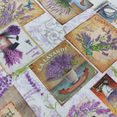 Tecido estampado com desenhos e textos sobre lavanda em cores lilás e bege