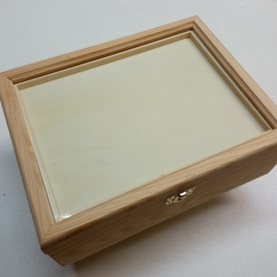 Caixa de madeira clara com tampa de vidro