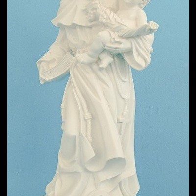 Estátua branca de Santo António a segurar uma criança com livro e túnicas detalhadas, sobre base branca, fundo azul.