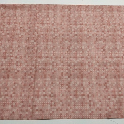 Tecido rosa com padrão geométrico de pequenos quadrados