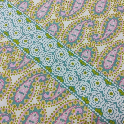 Estampa de tecido com padrão floral azul e gotas cor-de-rosa e amarelas em fundo branco