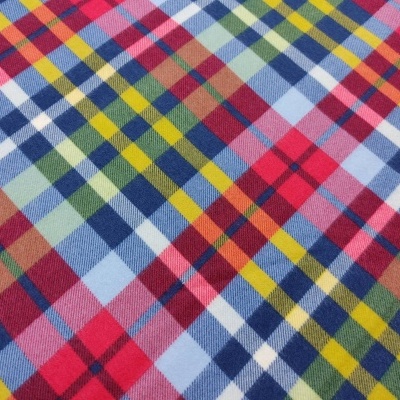 Tecido xadrez colorido com linhas amarelas, vermelhas, azuis, verdes e brancas
