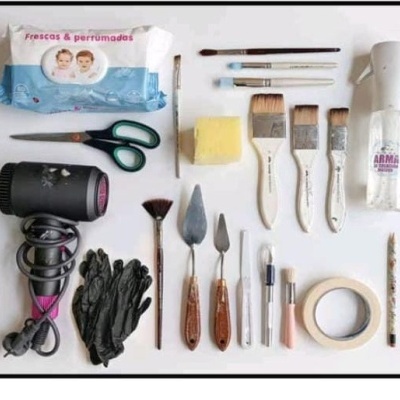 Conjunto de ferramentas e produtos organizados, incluindo toalhitas, tesoura, secador, luvas, pincéis, espátulas, esponja, fita e frasco de pulverização.