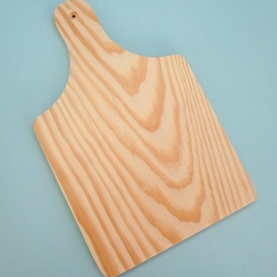 Tábua de cortar madeira retangular com alça e buraco para pendurar