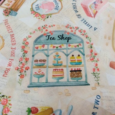 tecido estampado com loja de chá, bolos e texto em inglês