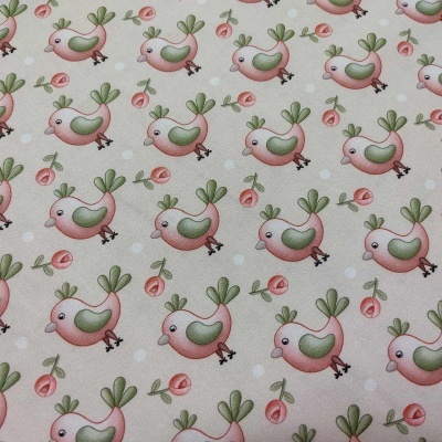 Tecido estampado com pássaros cor-de-rosa e verde e elementos florais