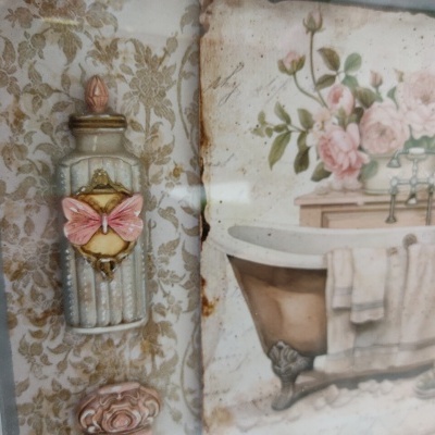 Frasco decorativo em vidro com borboleta rosa e imagem de banheira com flores