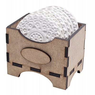 Conjunto de quatro pratos pequenos brancos com padrão texturizado em suporte de madeira