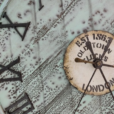 Relógio vintage redondo com números romanos pretos e mostrador envelhecido