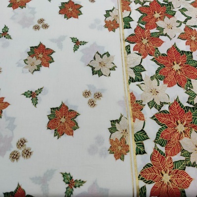 tecido natalício com flores vermelhas, brancas e verdes e detalhes dourados