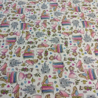 Tecido branco com padrão colorido de castelos, livros e personagens em rosa