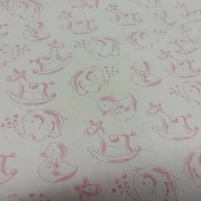Tecido branco com estampado rosa de elefantes, cavalos de balanço e patos