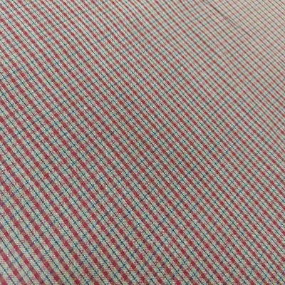 Tecido com padrão de xadrez em vermelho, verde e branco