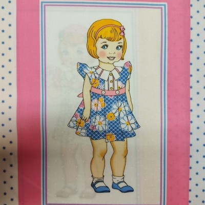 Tecido com padrão de menina ilustrada em vestido azul floral sobre fundo rosa e azul estrelado
