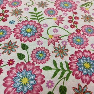 tecido branco com flores coloridas e folhas verdes