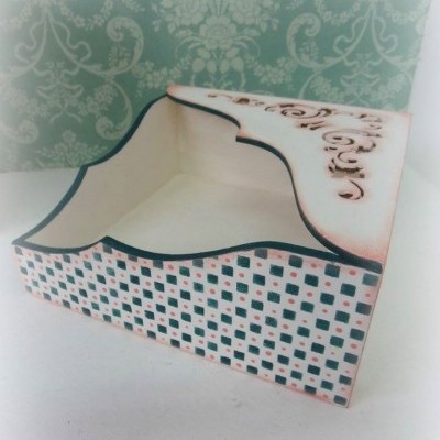 Guardanapo de madeira pintado com padrão geométrico colorido e desenho floral recortado