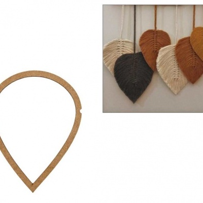 Moldura em forma de folha e decorações penduradas em forma de folhas feitas de fios coloridos