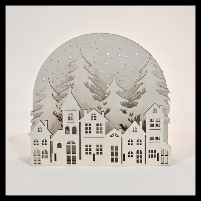 Decoração natalícia em madeira branca com recortes de casas e pinheiros