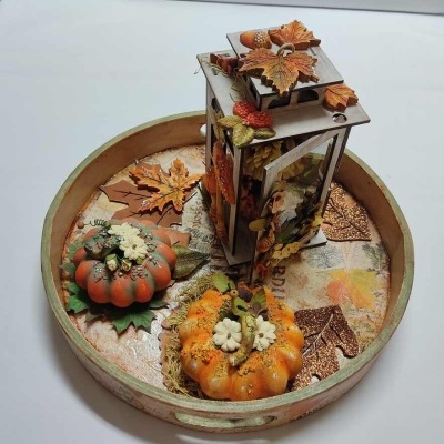 Conjunto decorativo de outono com abóboras e lanterna com folhas