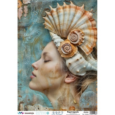 Mulher de perfil com grande adorno de conchas marinhas na cabeça sobre fundo azul texturizado.