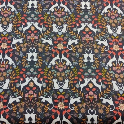 Tecido estampado com coelhos e flores em fundo preto