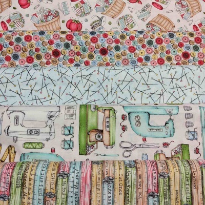 Tecido com padrões de botões, alfinetes, máquinas de costura e fita métrica coloridos