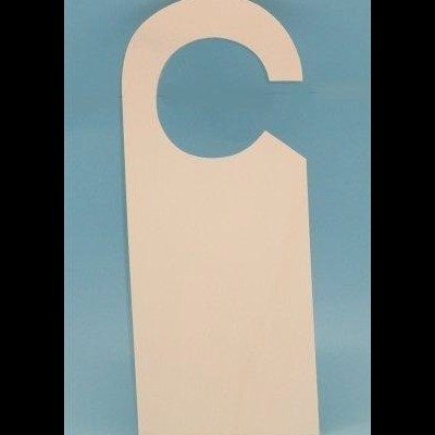 Pendurador de porta em cartão branco com abertura circular sobre fundo azul claro