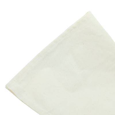 Pano de algodão cru com costura reforçada em fundo branco