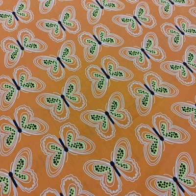 Tecido laranja com padrão de borboletas verdes, pretas e brancas.