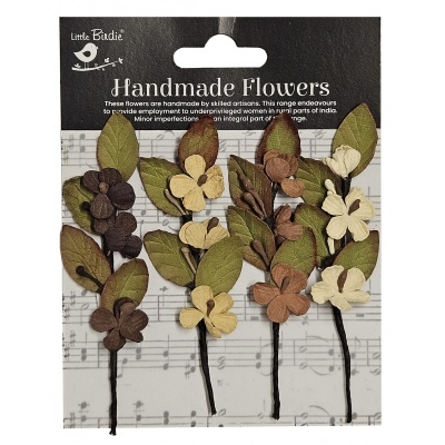 Flores artesanais em tons castanhos e verdes em embalagem preta com pauta musical.