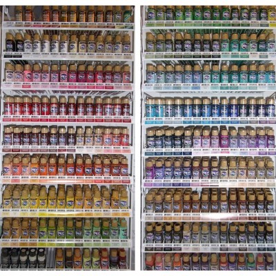 prateleiras com frascos variados de temperos e especiarias organizados por cor