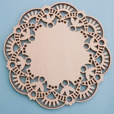 Base circular em madeira com padrão recortado à laser sobre fundo azul