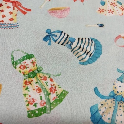 Pano com desenhos de vestidos de boneca coloridos sobre fundo branco