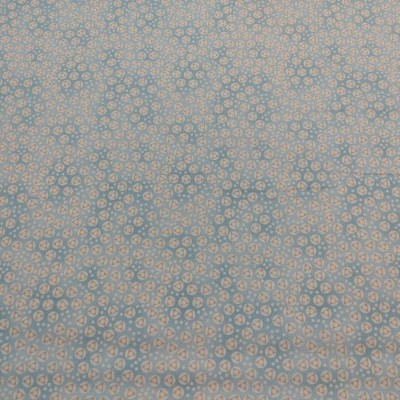 tecido azul claro com padrão floral em pequenos círculos