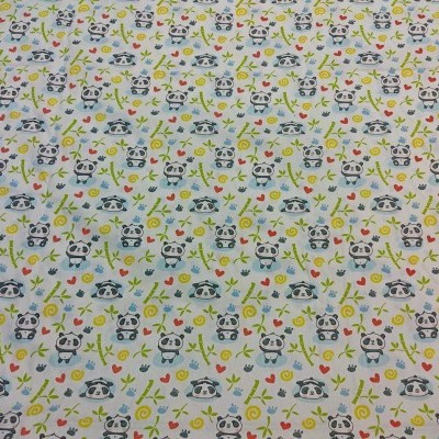 Tecido com estampa de pandas, flores e abelhas em várias cores