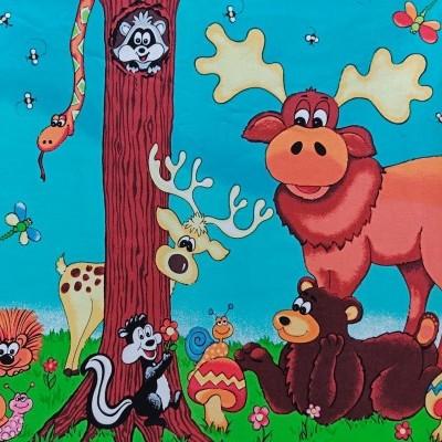 Tecido colorido com desenho de animais da floresta em fundo azul e verde