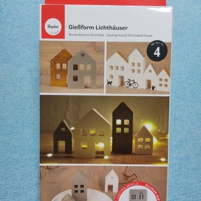 Embalagem com molde de silicone para casas iluminadas com várias imagens de casas iluminadas e texto em várias línguas.