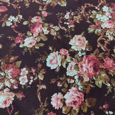 Tecido estampado floral em fundo preto com flores rosas e brancas