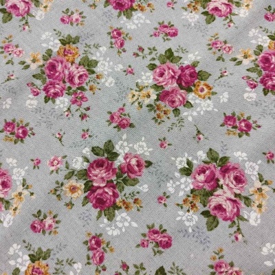 tecido cinza com padrão floral colorido