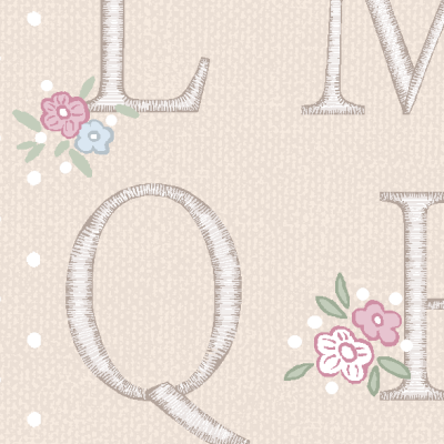 Pano bege com letras bordadas e flores pequenas coloridas