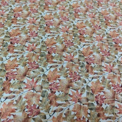 Tecido com padrão de folhas de outono em tons castanhos, laranja e verde