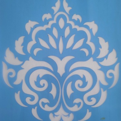 Padrão decorativo branco sobre fundo azul.