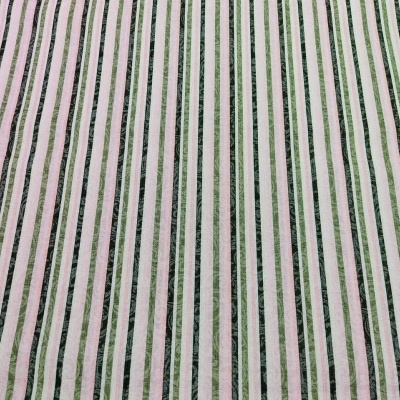 Tecido com riscas verticais em rosa claro, branco, verde e preto