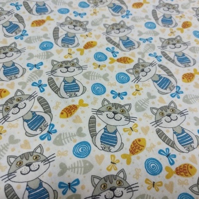 Tecido branco com padrão de gatinhos e peixes coloridos