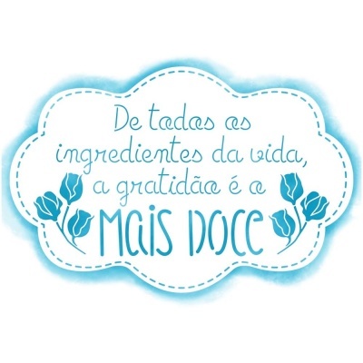 Quadro decorativo branco com texto azul e flores azuis em forma de nuvem